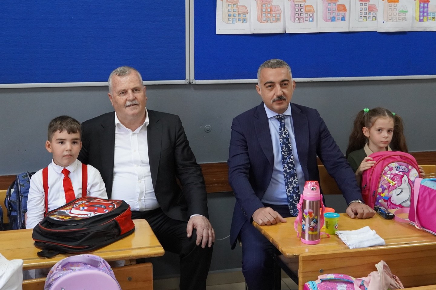 ARMUTLU'DA ÖĞRENCİLERE ÇANTA DAĞITILDI