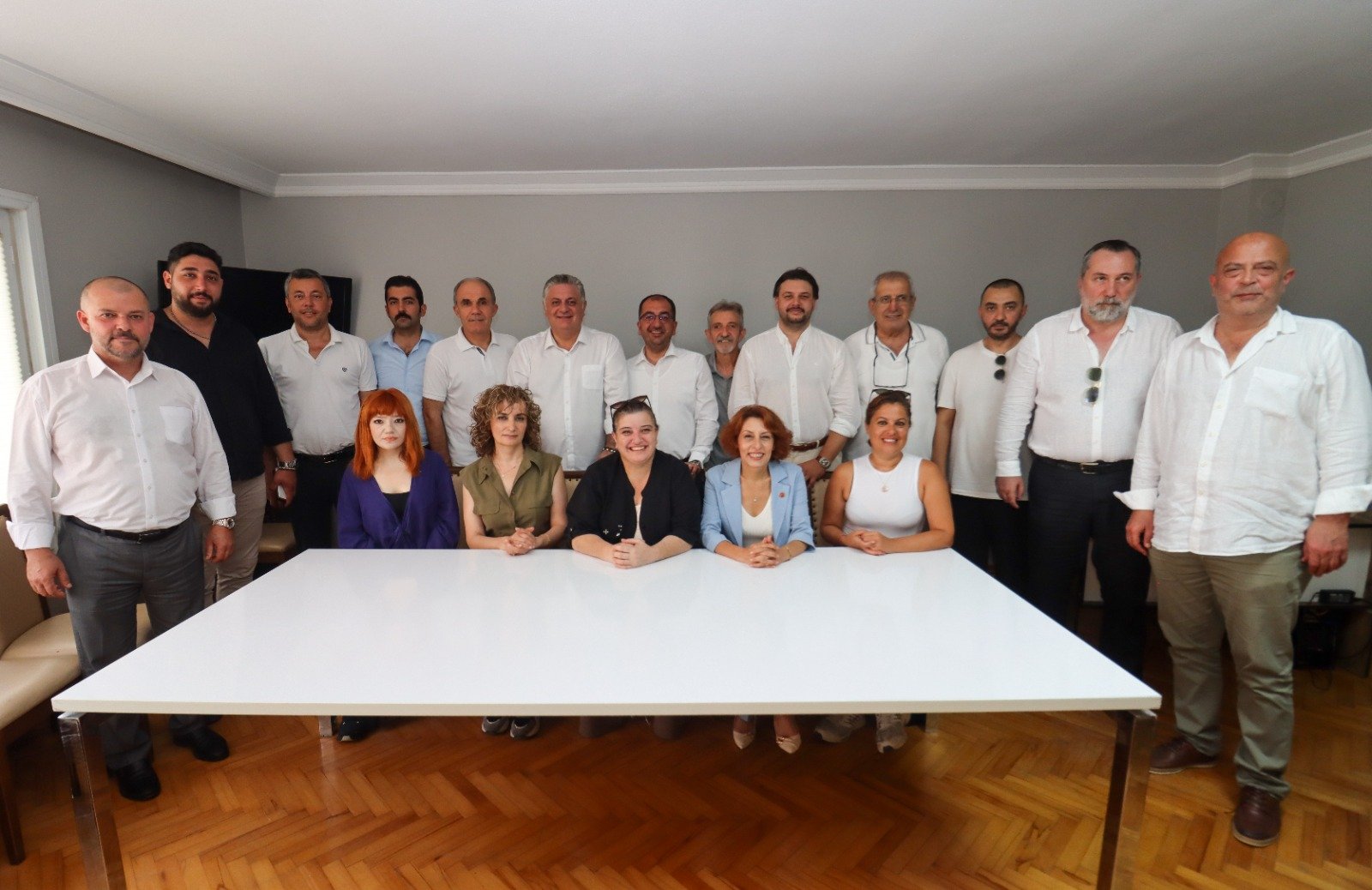 YENİ PARTİ'YE 15 MECLİS ÜYESİ GEÇTİ