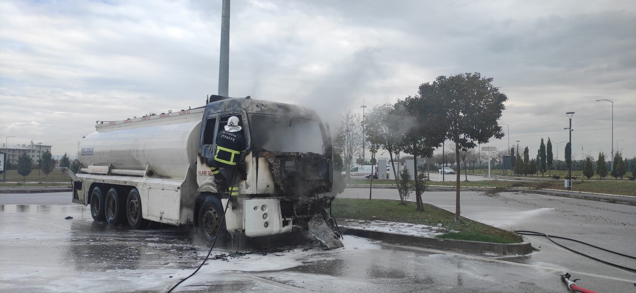 ALTINOVA'DA YAĞ YÜKLÜ TANKER YANDI