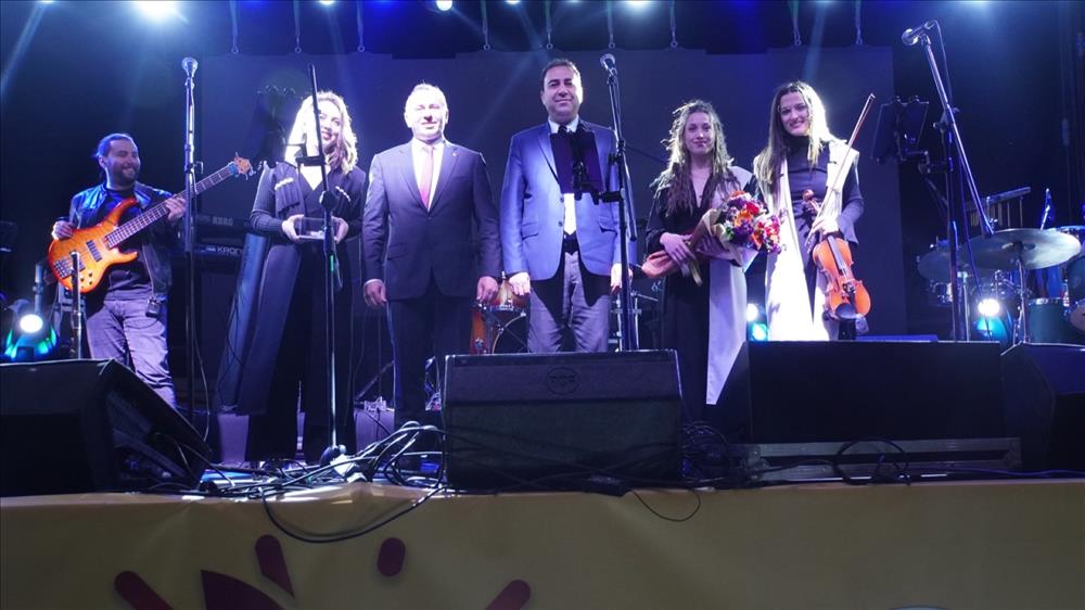 YUNIFEST’22'DE ECE SEÇKİN SAHNE ALDI