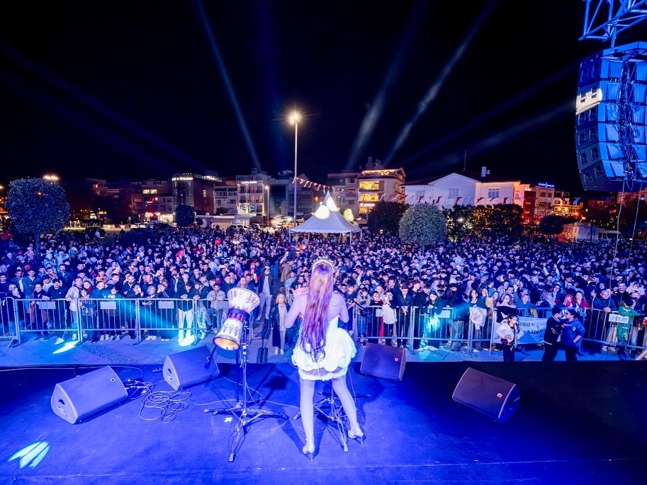 CEREN ÖZDEMİR KONSERİNE YOĞUN İLGİ