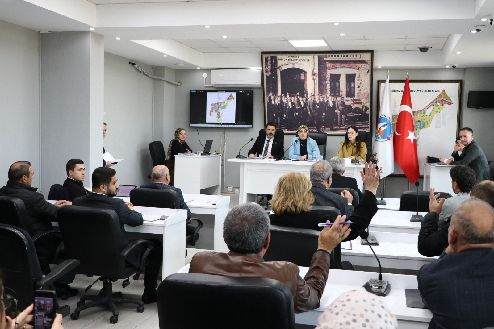 ÇİFTLİKKÖY'DE YILIN SON OTURUMU YAPILDI