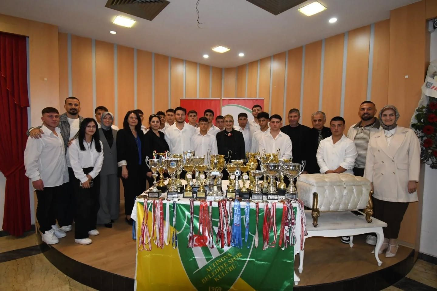 ALTINOVA'NIN GÜREŞÇİLERİ...