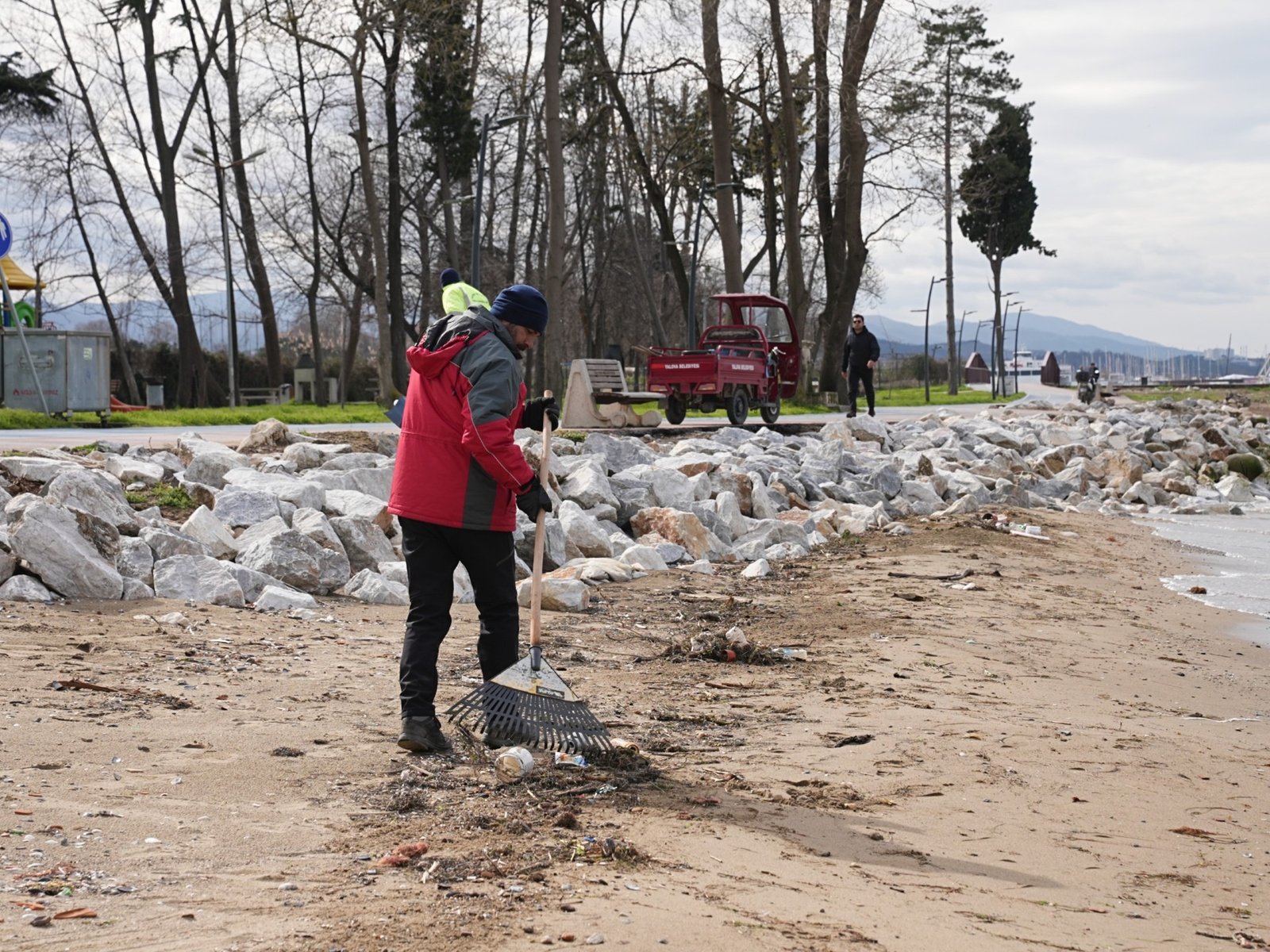 DOĞU SAHİL BANDINDA TEMİZLİK ÇALIŞMASI