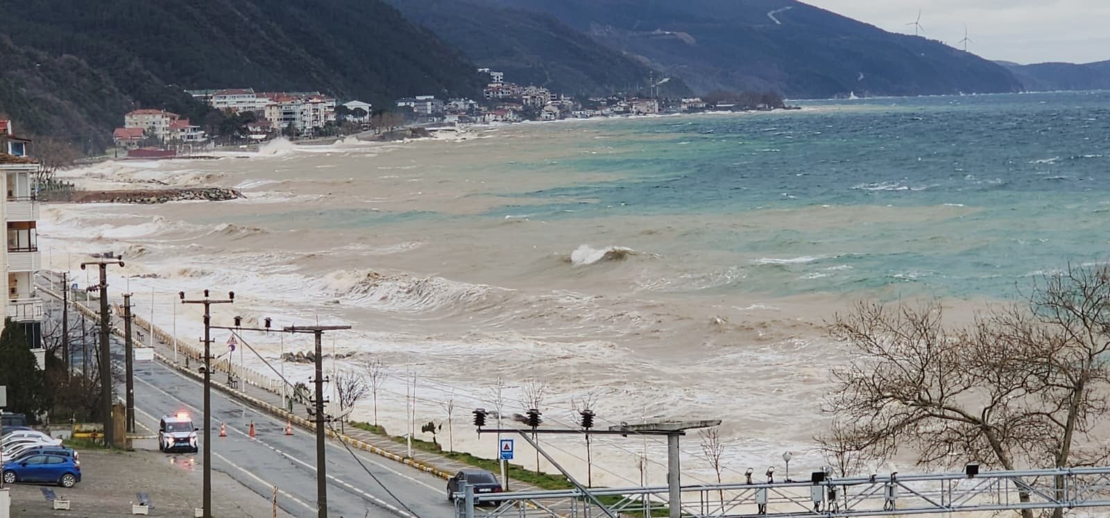 ESENKÖY'DE ŞİDDETLİ FIRTINA YOL KAPATTI