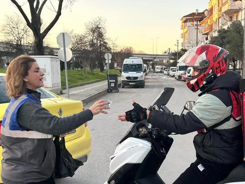 YOLDA KALANLARA İFTARİYELİK DAĞITILDI