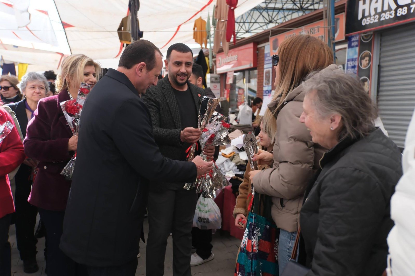 ÇİFTLİKKÖY'DE KADINLARA 8 MART ÇİÇEĞİ