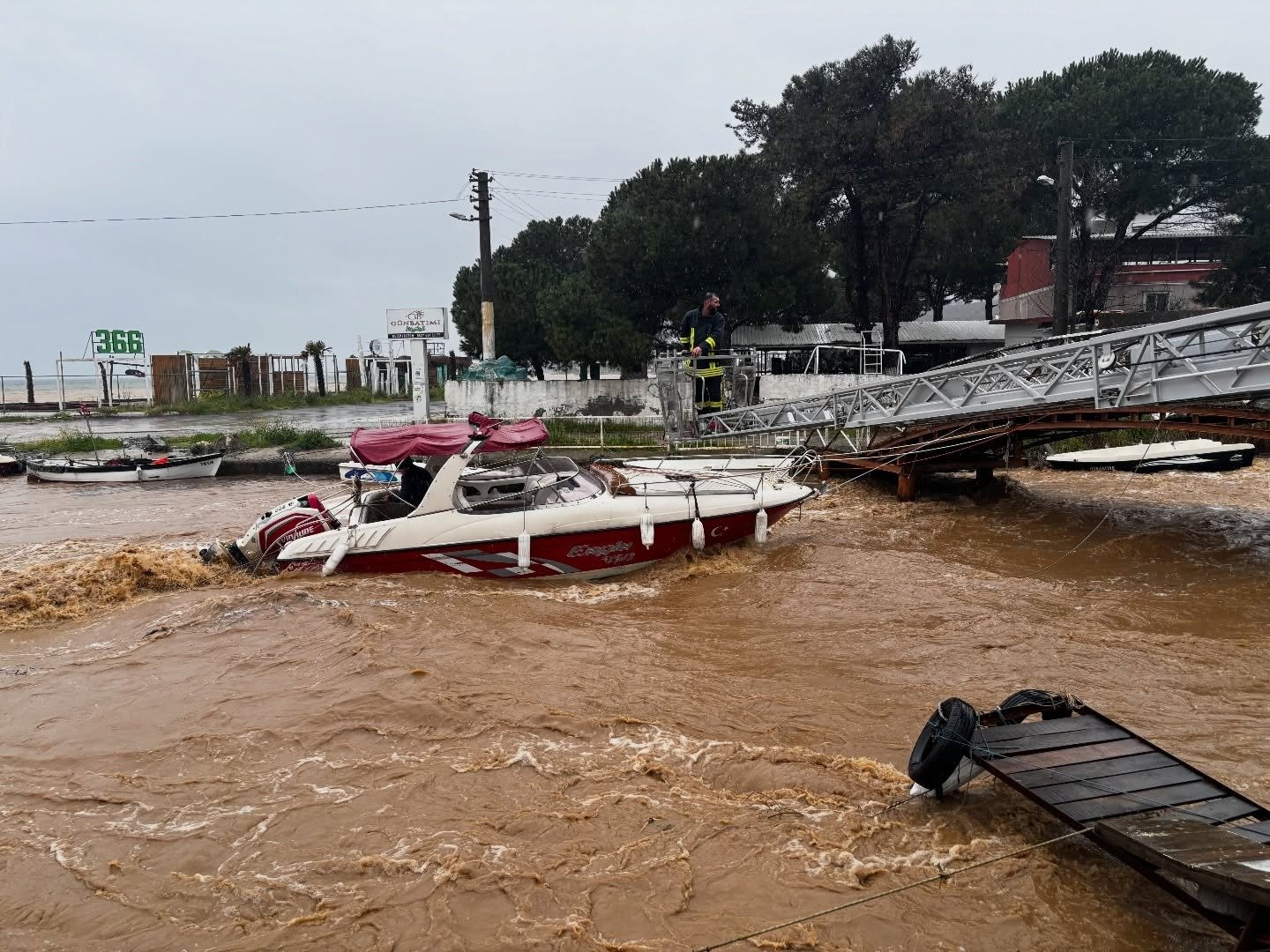 ARMUTLU, ŞENKÖY VE ESENKÖY'DE SEL 