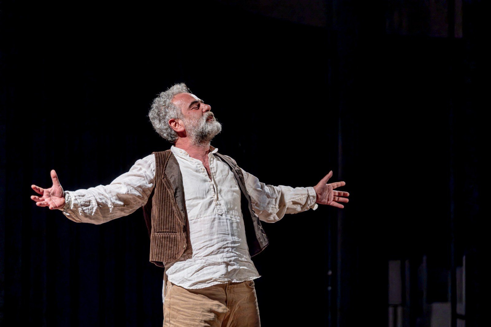 USTA OYUNCU YALOVA'DA SAHNE ALDI