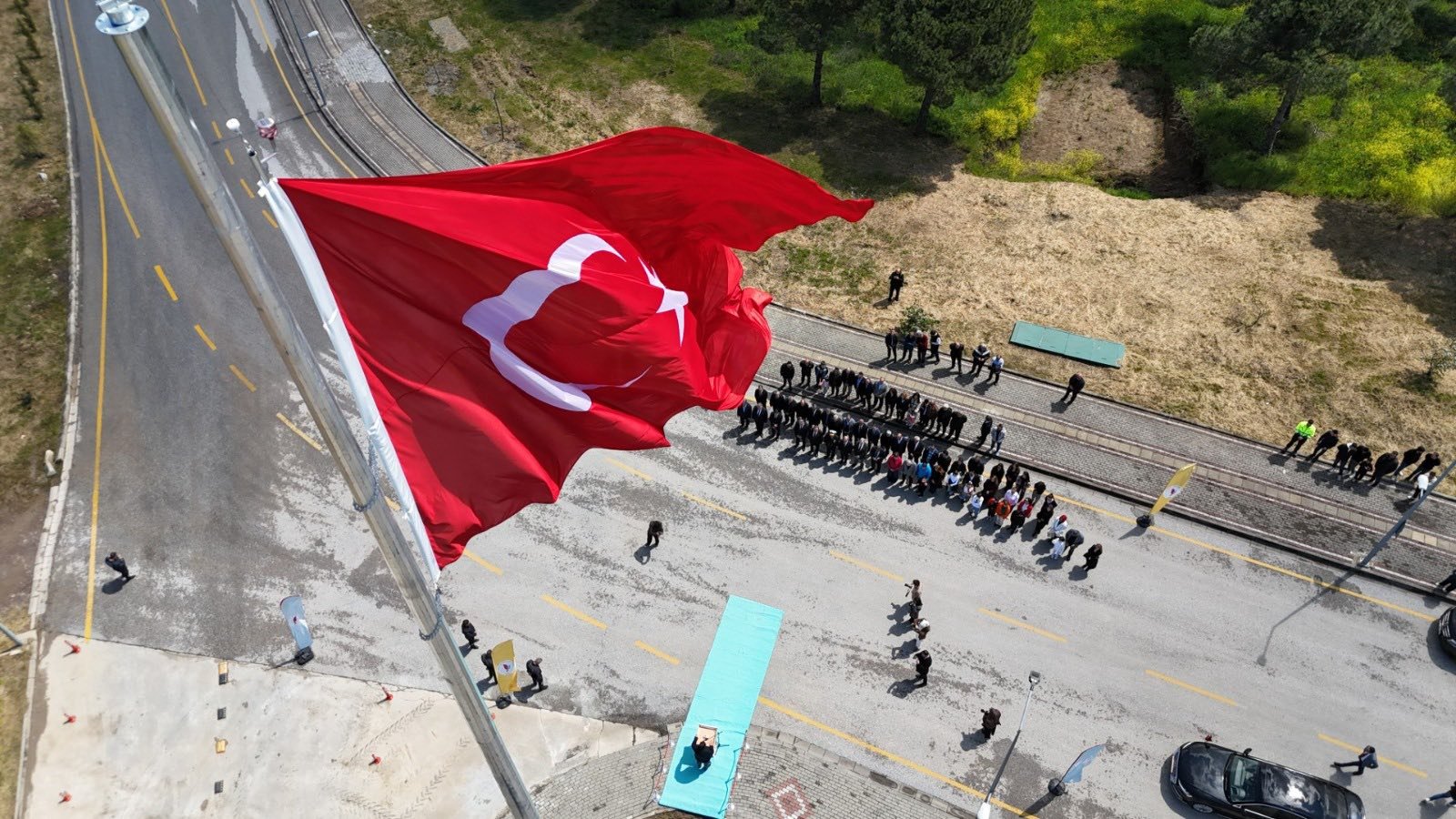 ÜNİVERSİTE KAMPÜSÜNÜ DEV BAYRAK