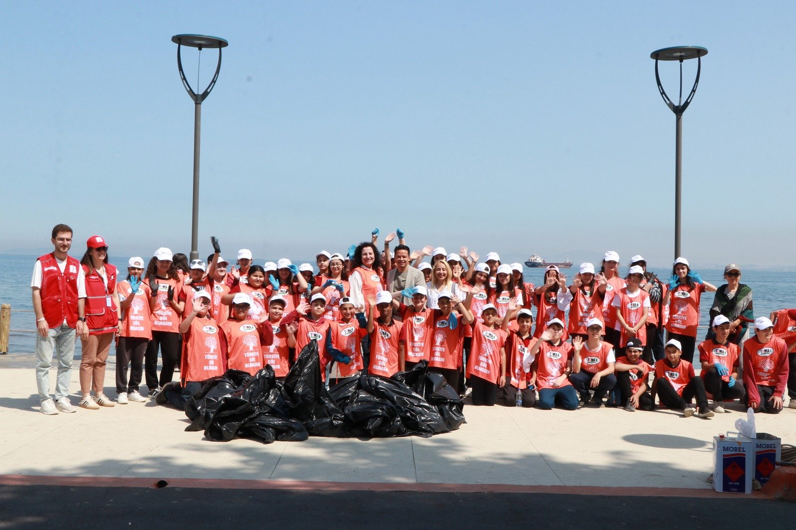 ÇİFTLİKKÖY SAHİLİNİ TEMİZLEDİLER