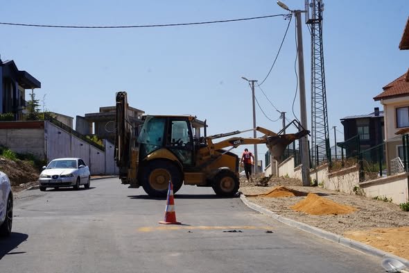KADIKÖY'DE YOL ÇALIŞMALARI SÜRÜYOR