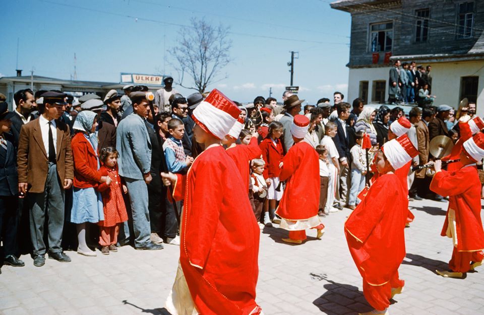 1963 YILI 23 NİSAN'DA YALOVA MEYDANI