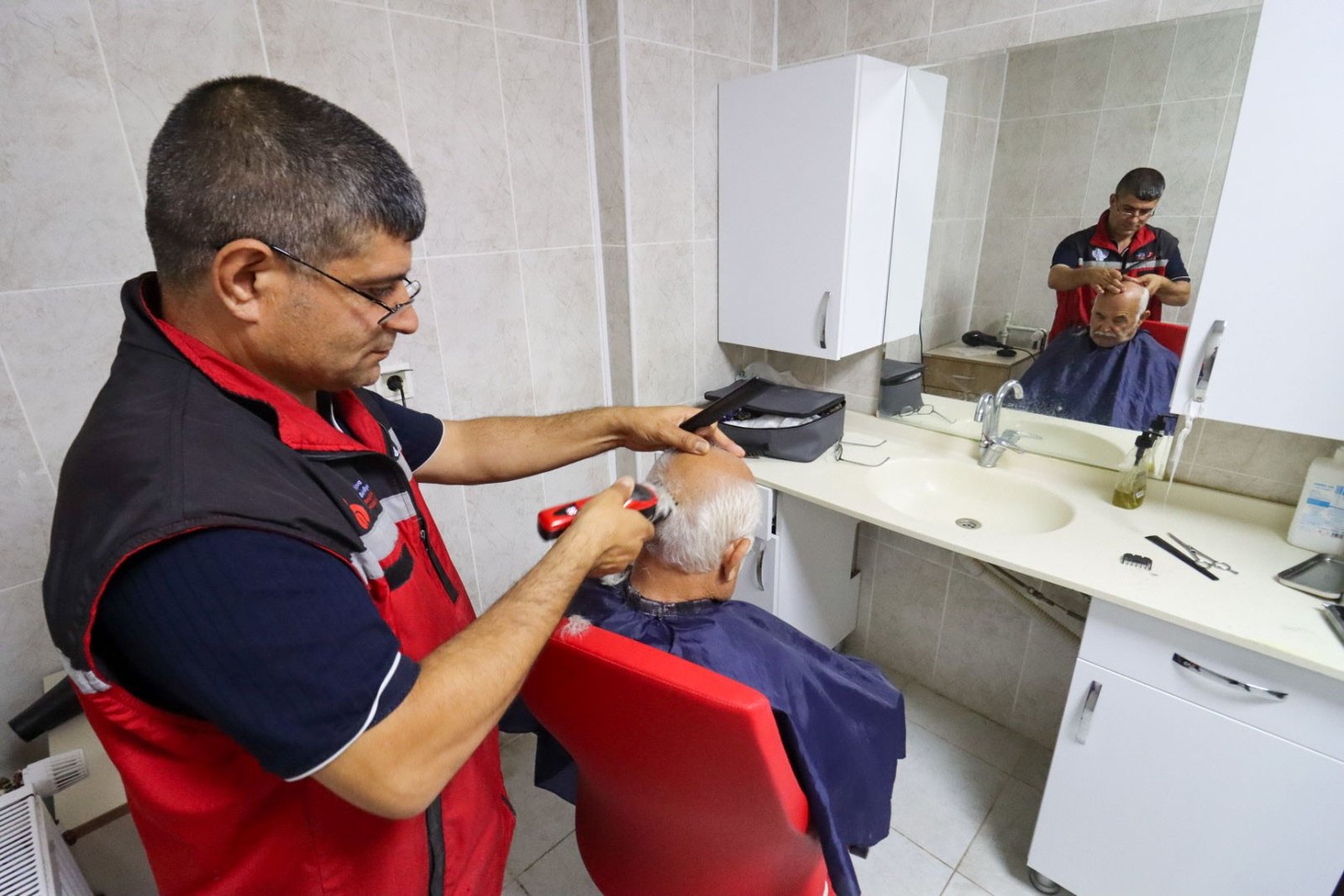 HUZUREVİ SAKİNLERİNE KUAFÖRLÜK HİZMETİ
