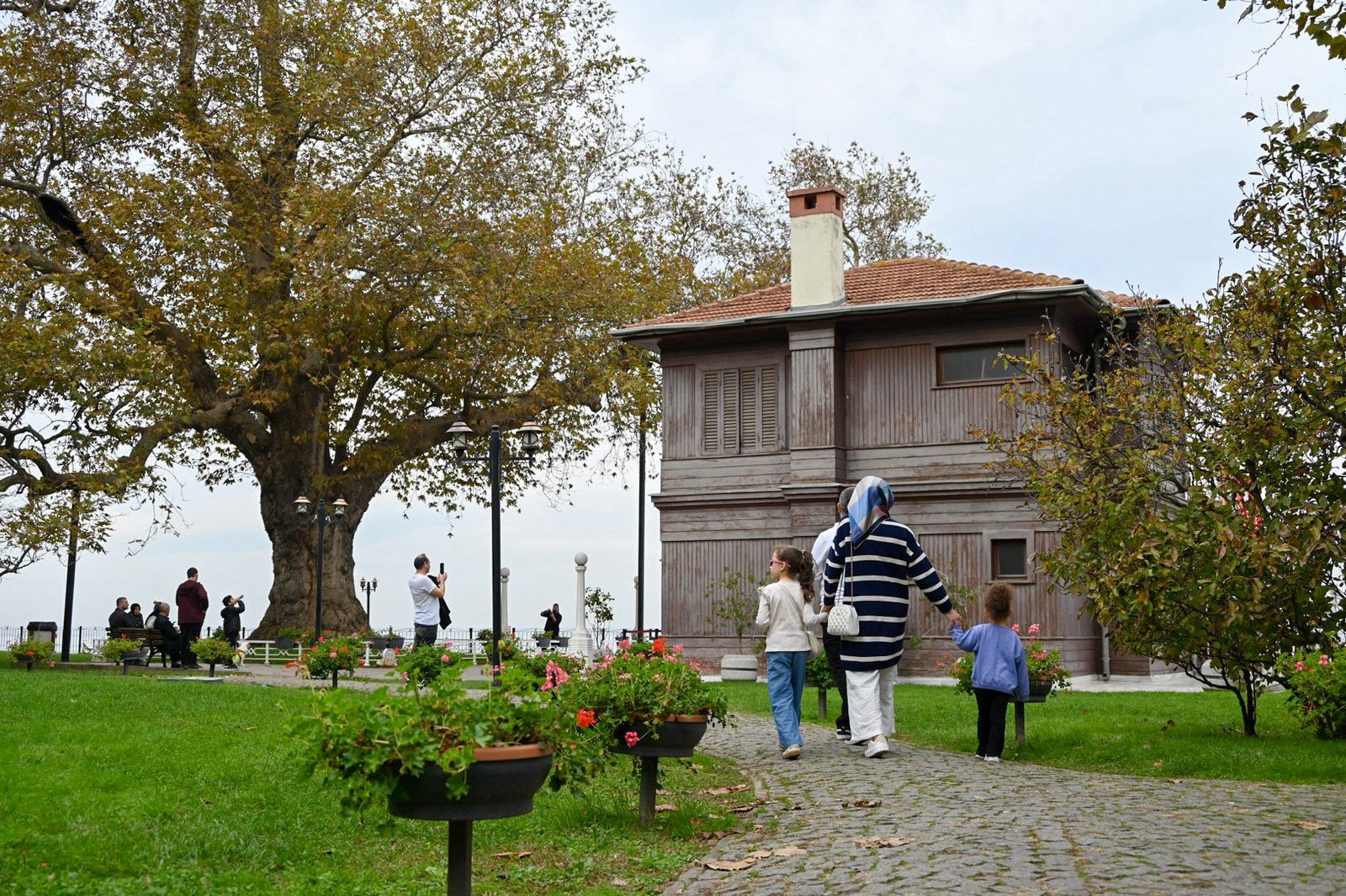 10 KASIM’DA YÜRÜYEN KÖŞK’E ZİYARETÇİ AKINI