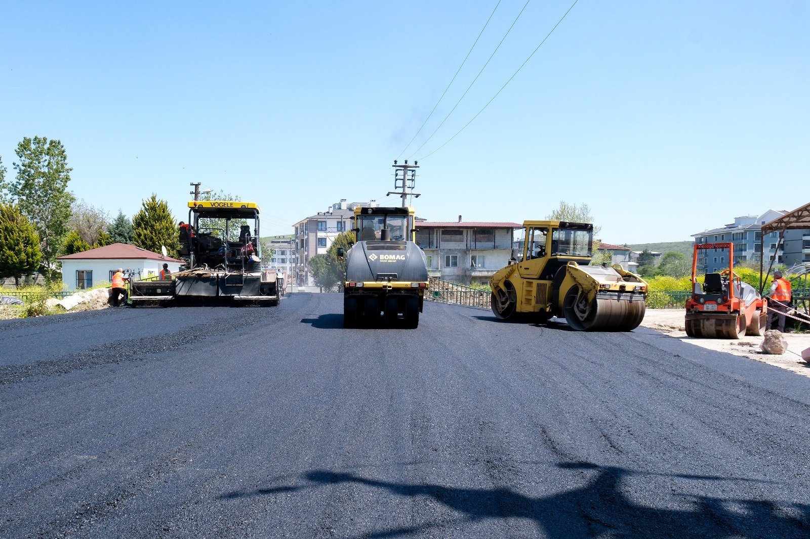 ÇİFTLİKKÖY'DE ASFALT ÇALIŞMASI SÜRÜYOR