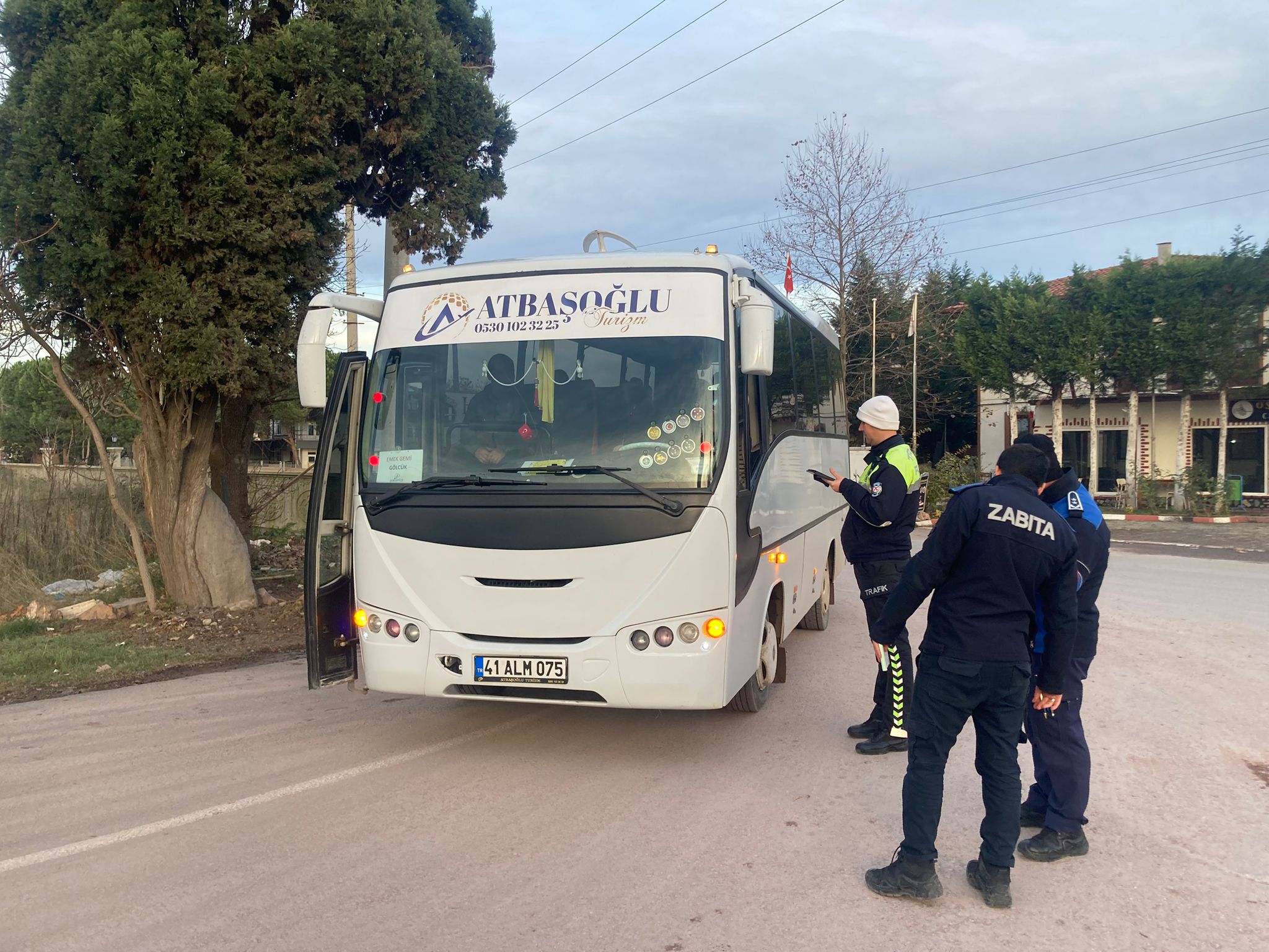 ALTINOVA’DA SERVİS ARAÇLARI DENETLENDİ...