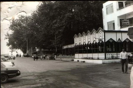 1980 YILINDA ÇINARCIK SAHİL CADDESİ