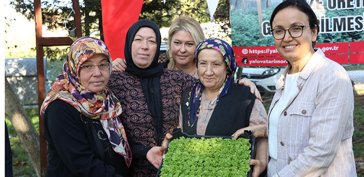 ÇİFTÇİ KADINLAR GÜNÜNDE FİDE DAĞITIILDI