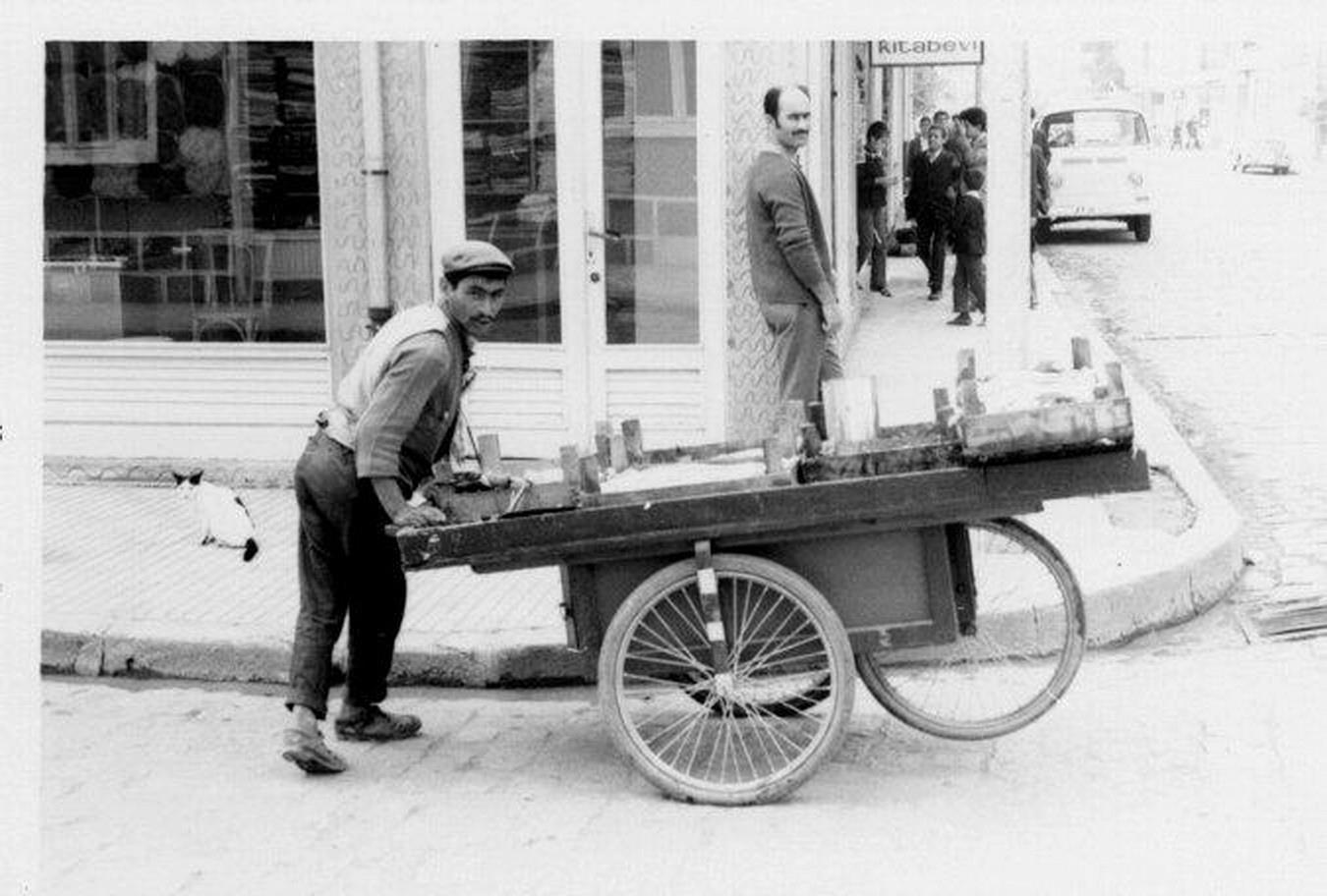 1972 YILI FATİH CADDESİNDE SEYYAR SATICI