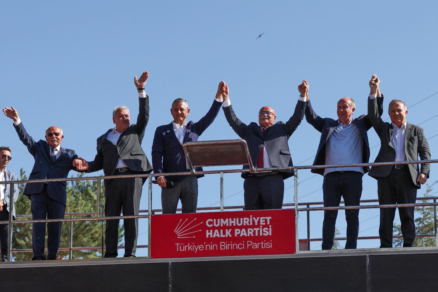 İNCE, ÖZEL'LE BİRLİKTE ROZET TAKTI