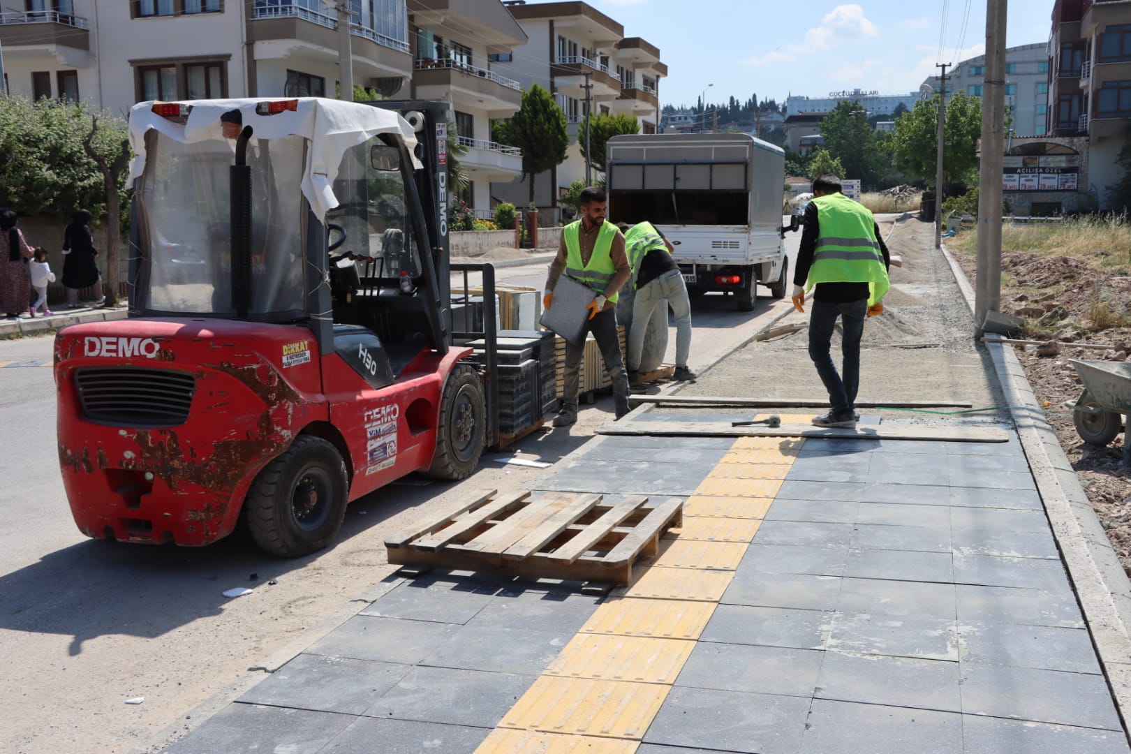 YALOVA'DA KALDIRIM VE YOLLAR YENİLİYOR