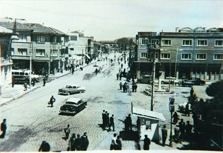 1955 YILI CUMHURİYET MEYDANI YALI CADDESİ