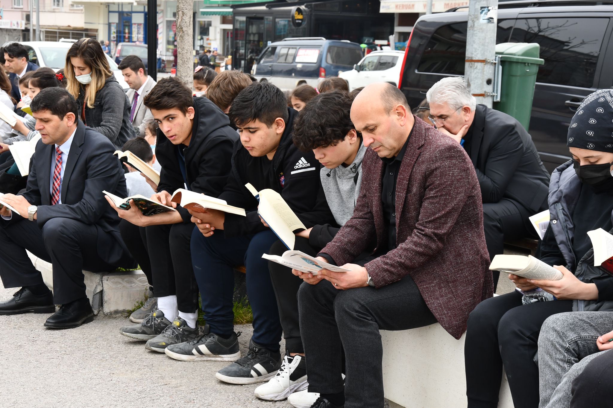 ALTINOVA'DA OKUMA ALIŞKANLIĞI YAYILIYOR