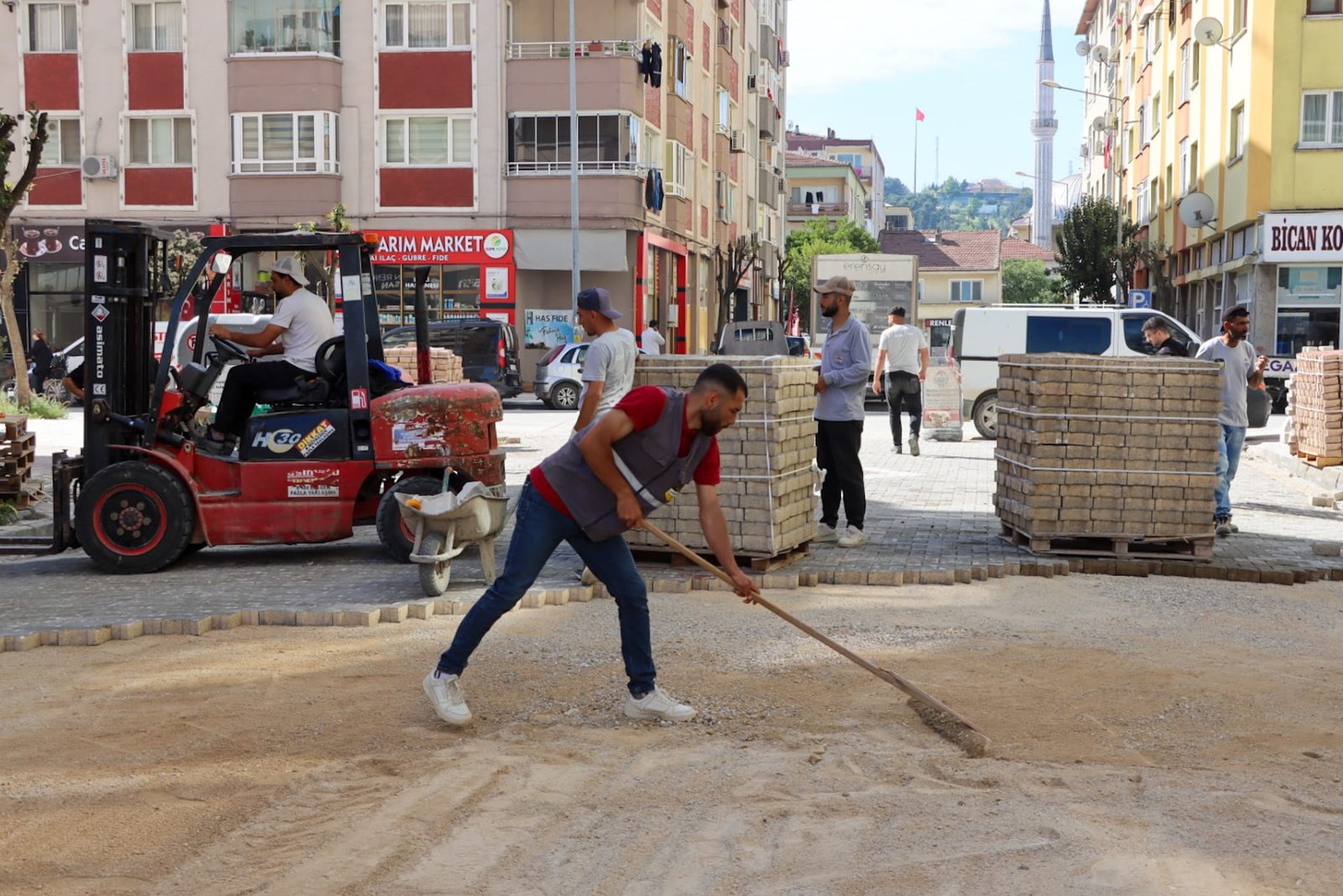 YALOVA'DA PARKE YOL ÇALIŞMALARI