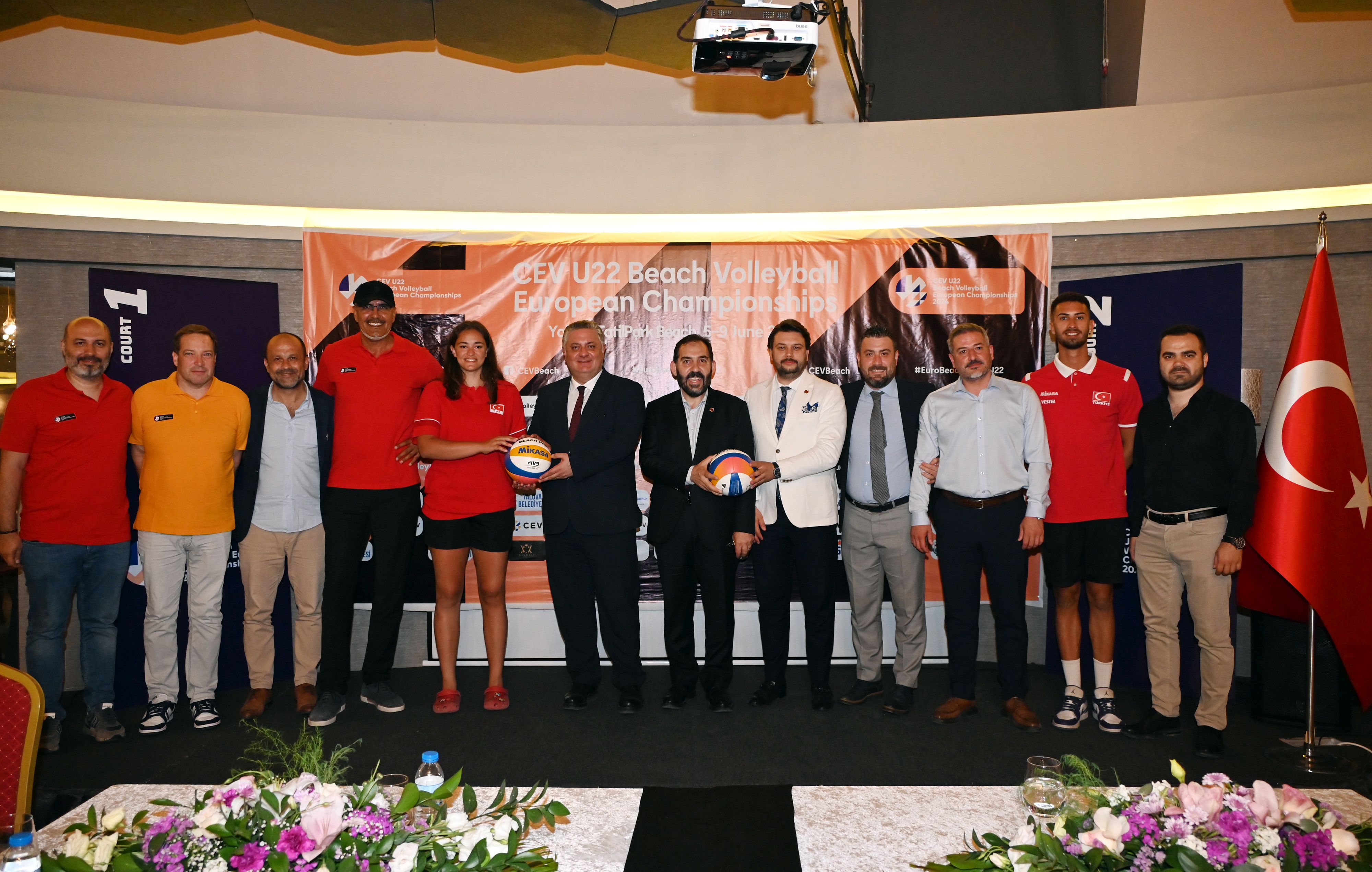 YALOVA'DA PLAJ VOLEYBOLU ŞAMPİYONASI