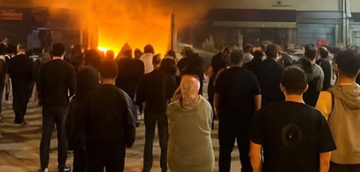 ÇINARCIK'TA AİLESİNE KIZDI DÜKKANI YAKTI