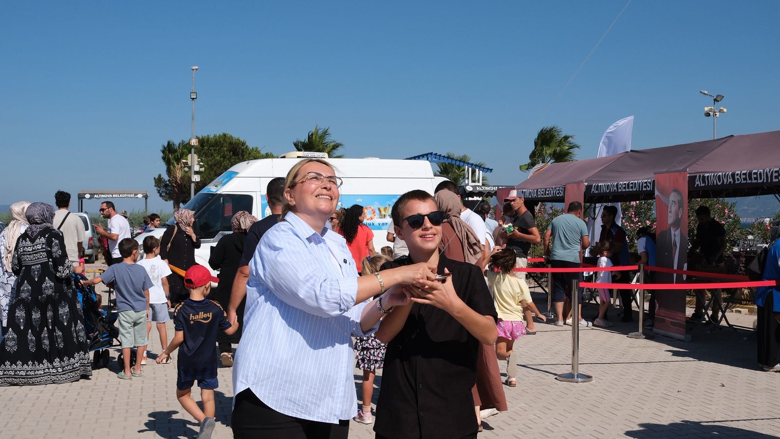 ALTINOVA'DA UÇURTMA ŞENLİĞİ YAPILDI