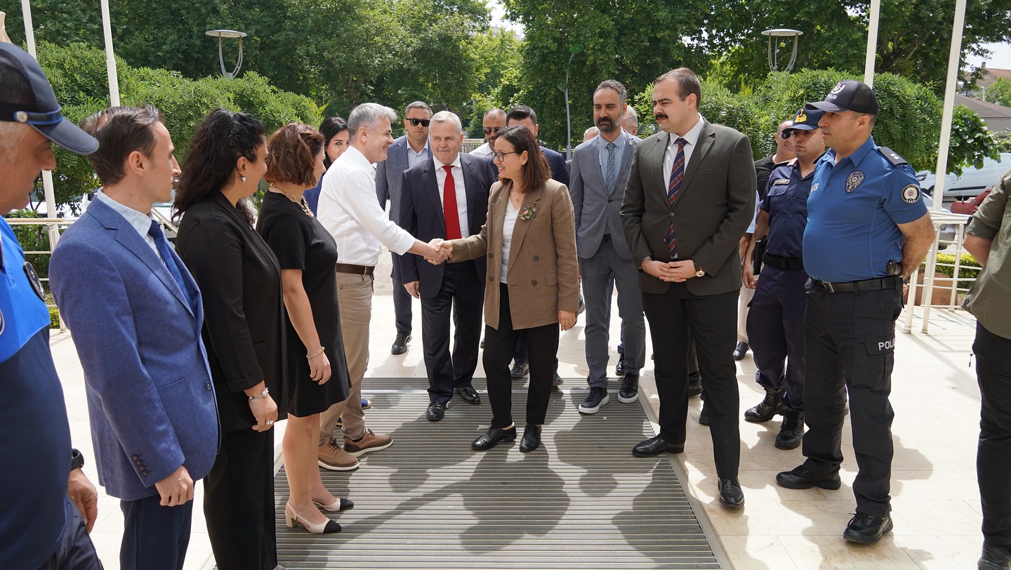 VALİ EROL'A ÖĞRENCİLERDEN ZİYARET