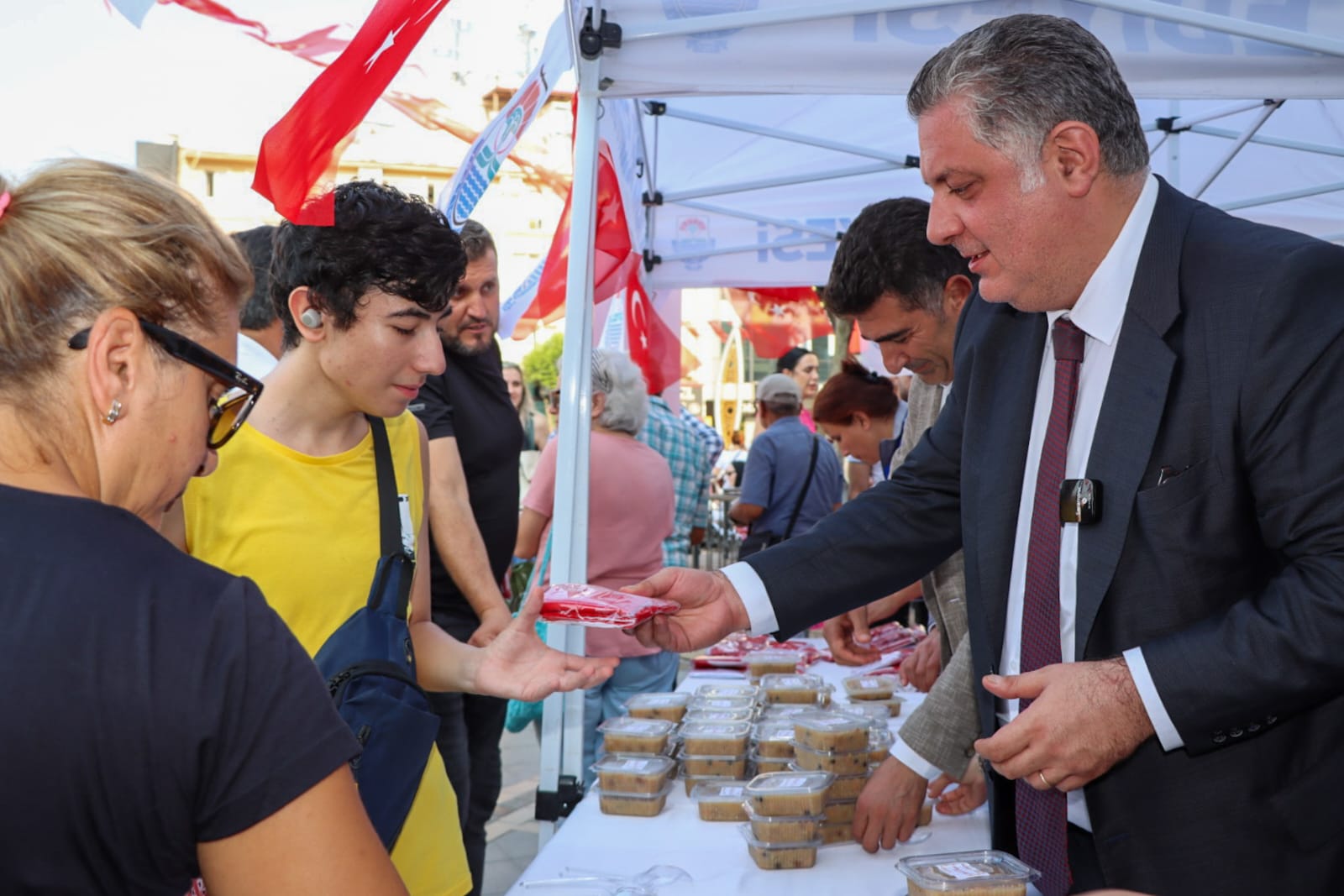 BELEDİYE BAŞKANI GÜREL’DEN AŞURE İKRAMI