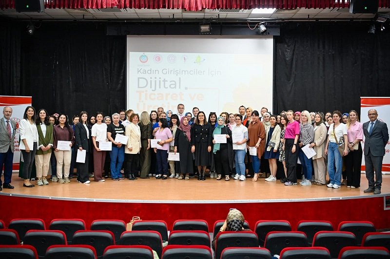 KADIN GİRİŞİMCİLERE PLAKET VERİLDİ