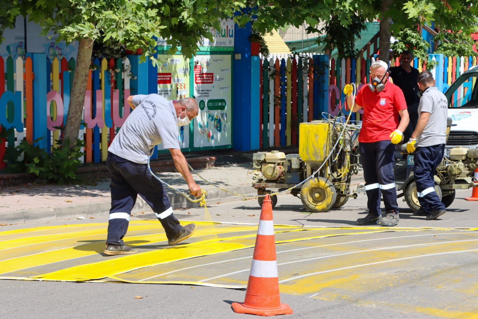 HIZ KESİCİLER, YAYA GEÇİTLERİ BOYANIYOR