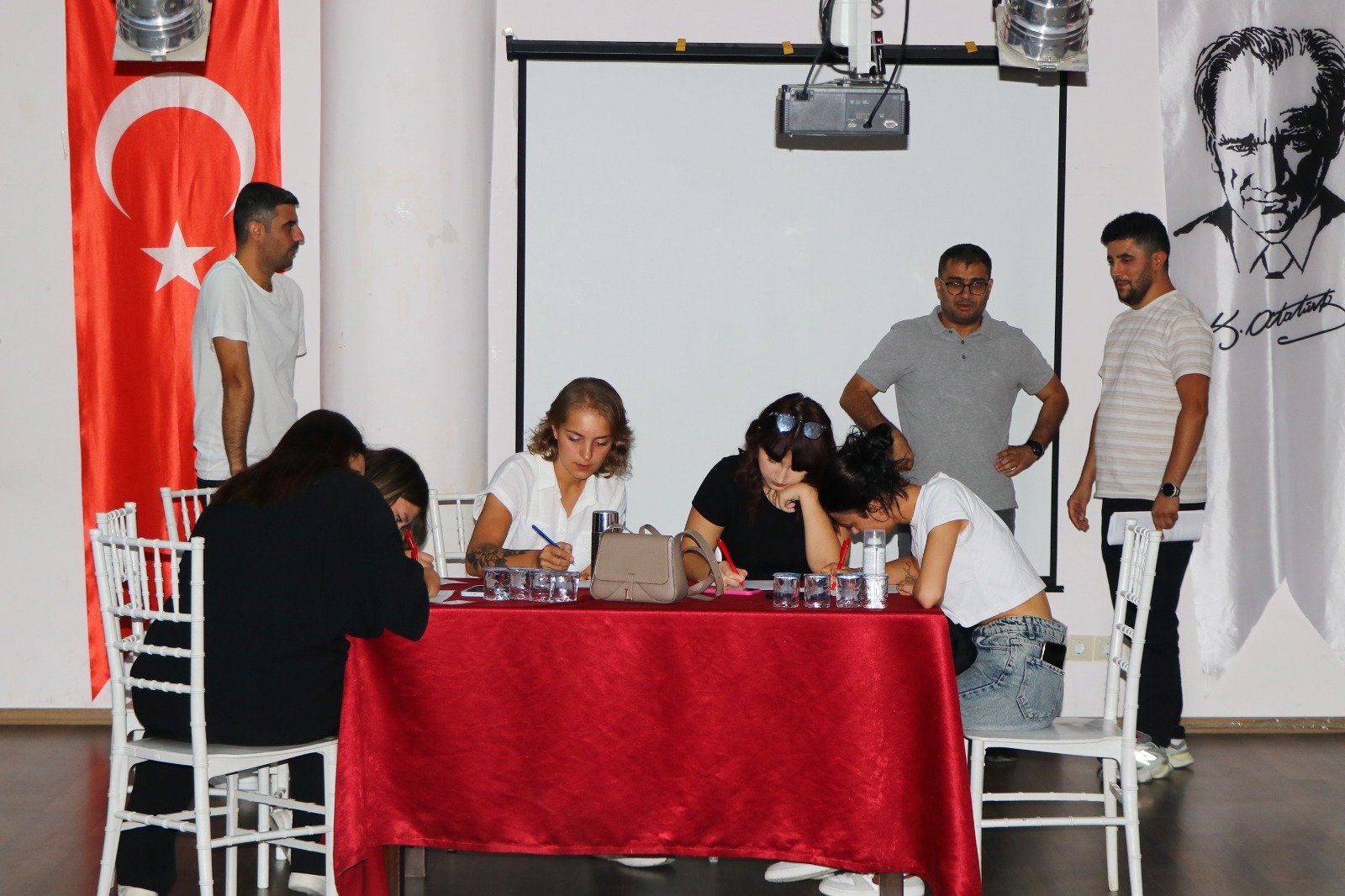 ÇİFTLİKKÖY'DE İSTİHDAM OFİSİ İŞ BULUYOR