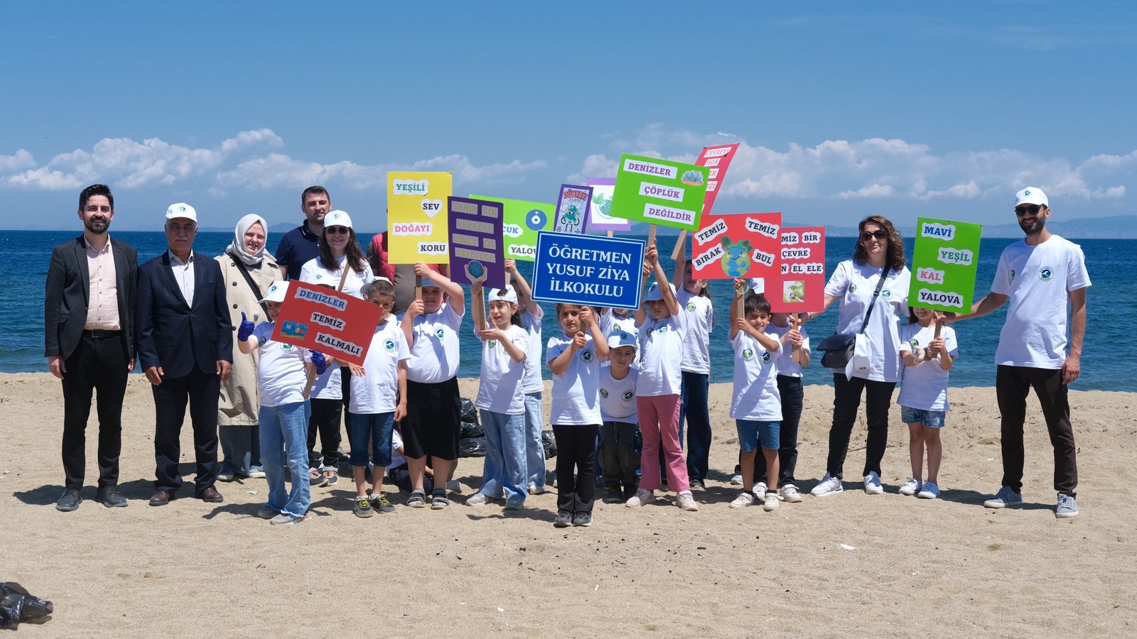 MİNİKLER, BÜYÜKLERİN ÇÖPÜNÜ TEMİZLEDİ