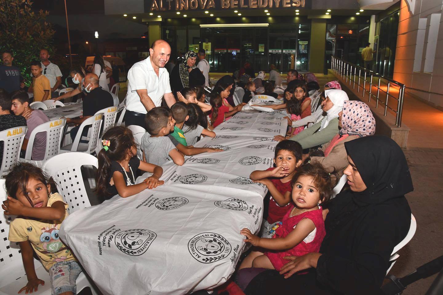 ALTINOVA'DA AŞURE DAĞITIMI YAPILDI