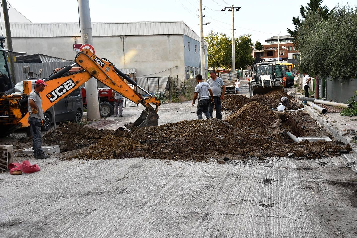 ALTINOVA'DA YOL YAPIM ÇALIŞMALARI