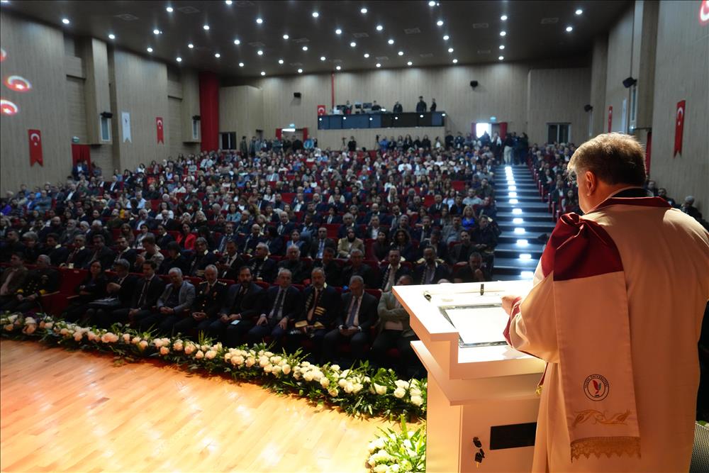 ÜNİVERSİTEDE AKADEMİK YIL TÖRENLE AÇILDI