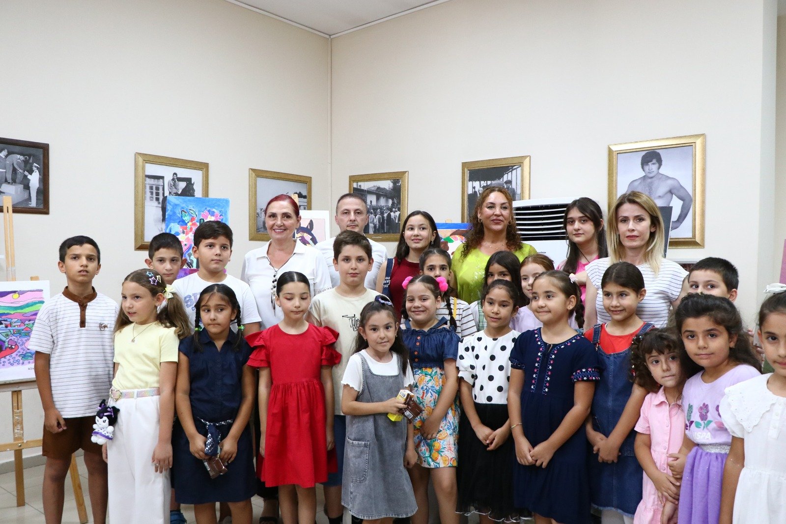 ÇİFTLİKKÖY’ÜN MİNİK RESSAMLARIN SERGİSİ