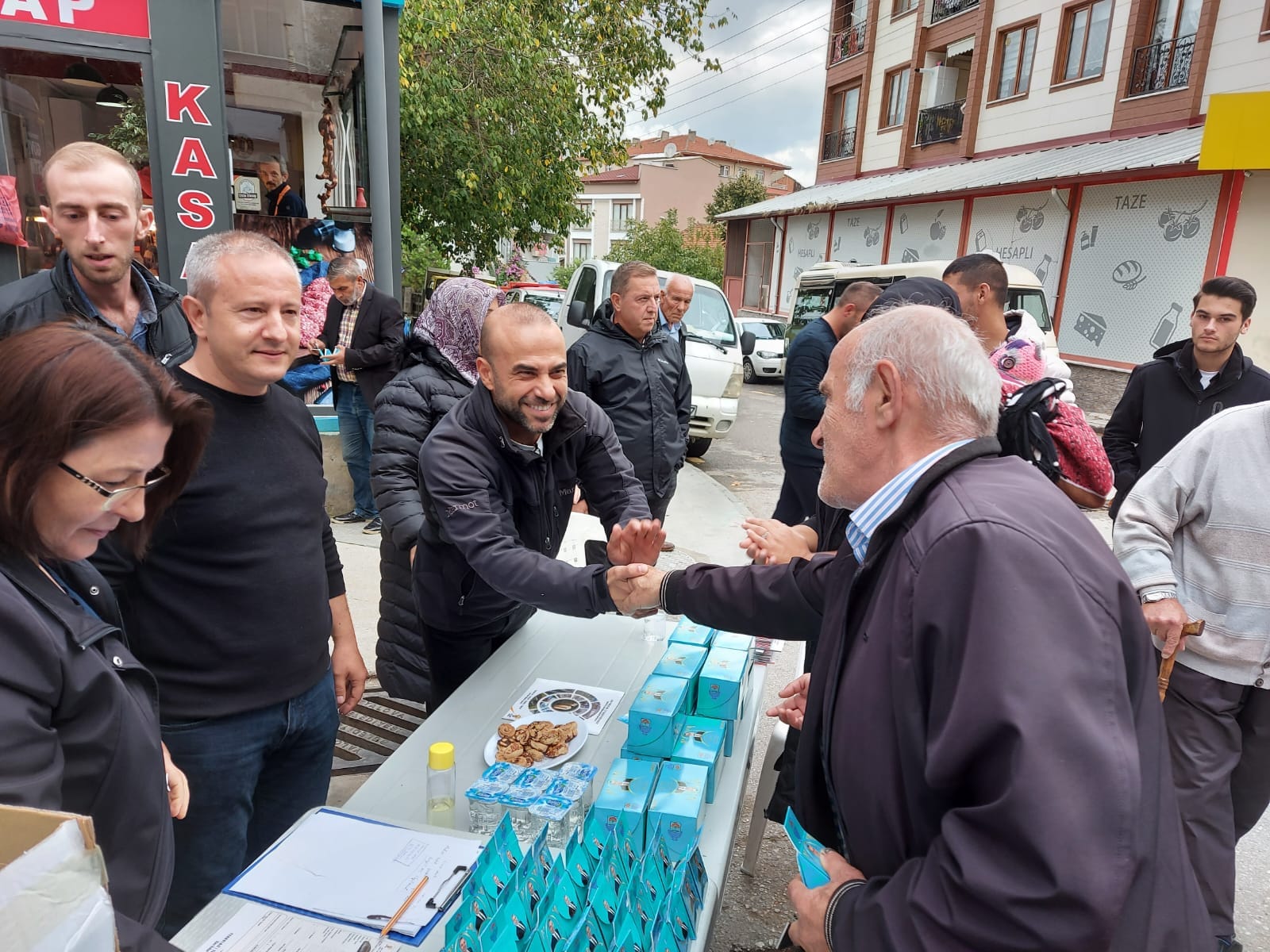 AK PARTİ YALOVA'DA KANDİL SİMİDİ DAĞITTI