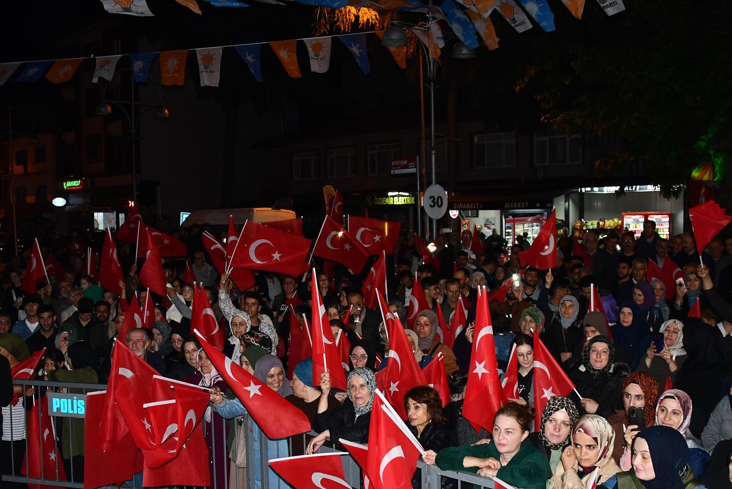 AK PARTİ ALTINOVA'DA MİTİNG YAPTI