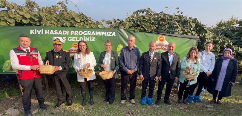 ALTINOVA'DA KİVİ HASADI YAPILDI