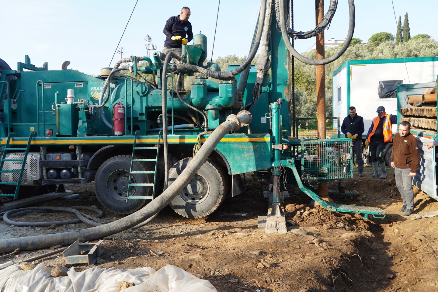 ARMUTLU'DA SUSUZLUĞA KARŞI SONDAJ