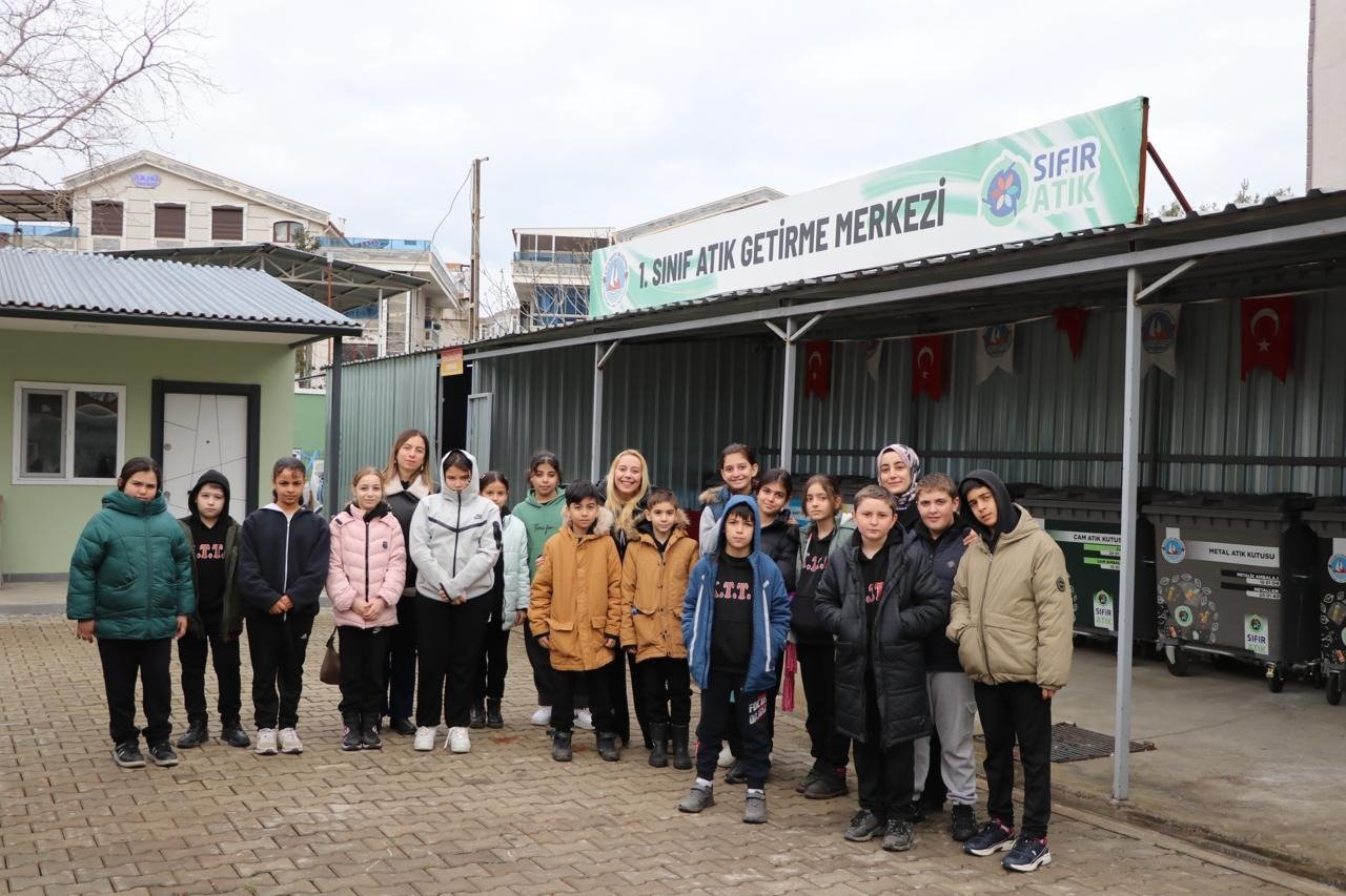 ÖĞRENCİLER ÇİFTLİKKÖY SIFIR ATIK MERKEZİNDE