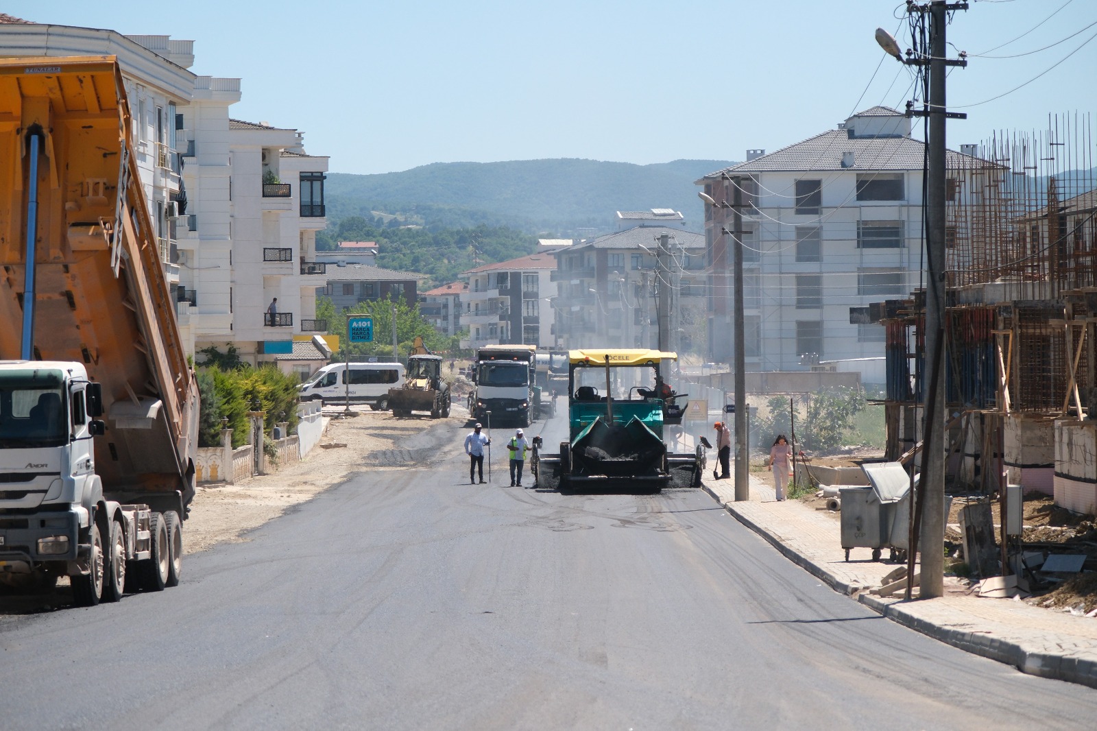 ÇİFTLİKKÖY’DE YOL VE KALDIRIM ÇALIŞMASI