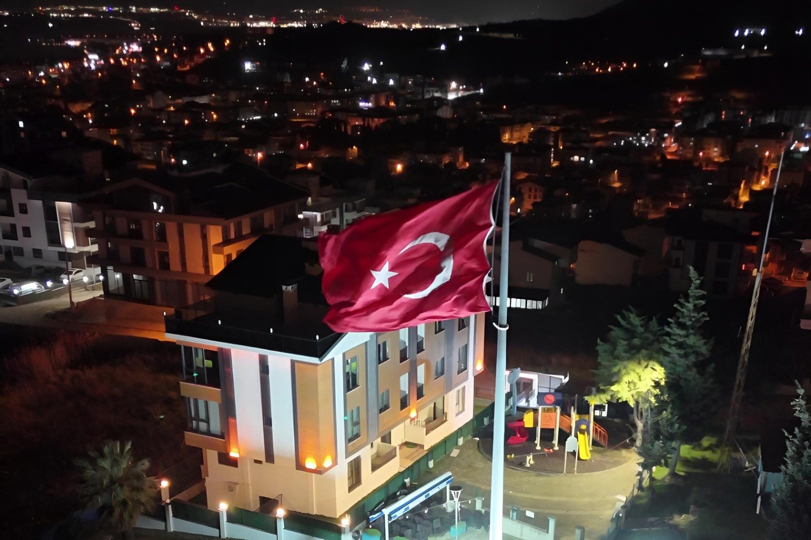 ÇİFTLİKKÖY BAYRAKTEPE’DE ÖZEL AYDINLATMA