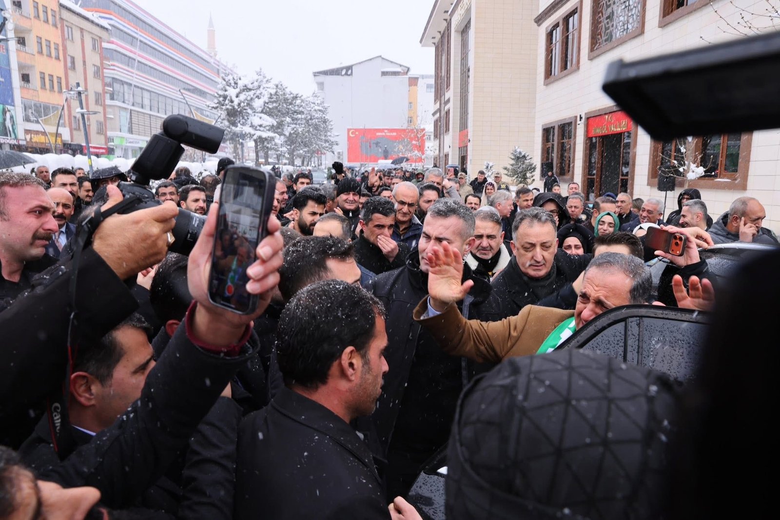 VALİ USTA GÖZYAŞLARIYLA UĞURLANDI